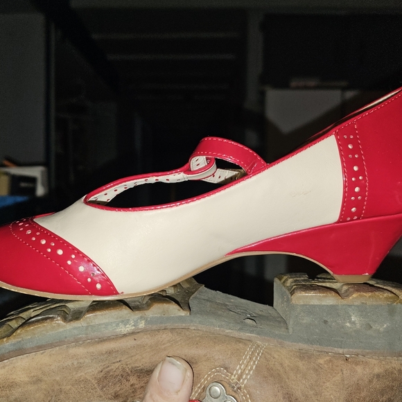 Elegant Red and Cream Women's Shoes - Picture 4 of 4